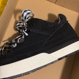 New in box UGG Goldencush plaid platform tennis shoes Tout all gender black & wh